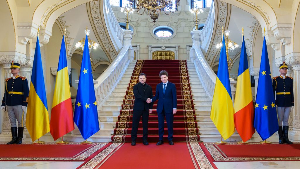 România și Ucraina, parteneriat strategic încheiat la Cotroceni Președintele Klaus Iohannis și omologul său ucrainean, Volodimir Zelenski, au semnat joi, la Palatul Cotroceni, o declarație comună care marchează stabilirea unui parteneriat strategic între România și Ucraina