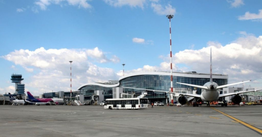 Zboruri anulate și români blocați: Criza din Orientul Mijlociu afectează România Un număr semnificativ de zboruri cu plecare sau sosire pe Aeroportul Internațional Henri Coandă din București au fost anulate luni, din cauza tensiunilor crescute din Orientul Mijlociu