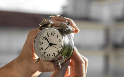 România trece la ora de vară 2026: Avertismentul medicilor privind efectele schimbării asupra somnului