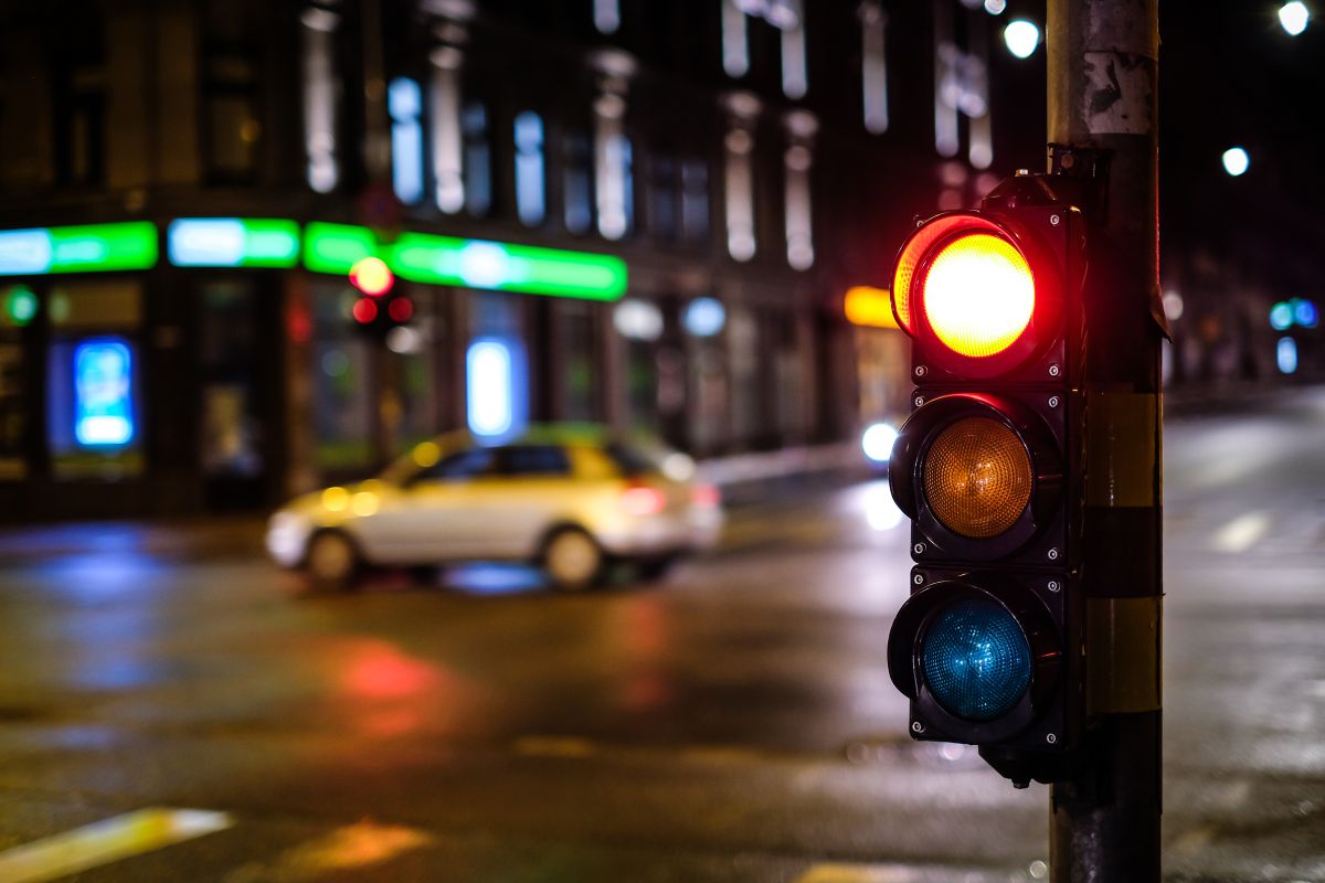 Brașovul introduce semafoare inteligente care opresc automat mașinile ce depășesc viteza legală Semafoarele inteligente, capabile să detecteze și să penalizeze automat șoferii care încalcă limita de viteză, vor fi instalate în curând în Brașov