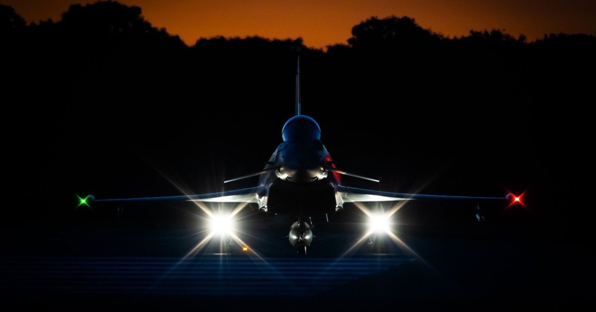 Bubuituri misterioase în Vâlcea și Argeș: Panică și confuzie din cauza avioanelor militare Panică și confuzie au fost stârnite joi seară în județele Vâlcea și Argeș, după ce locuitorii au auzit bubuituri puternice, care au pus pe jar comunitățile locale