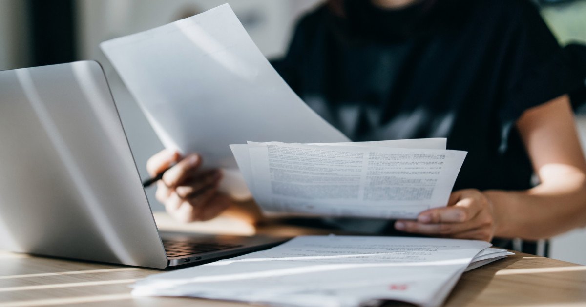 Guvernul extinde monitorizarea tranzacțiilor cu părți sociale pentru a combate evaziunea fiscală Guvernul a adoptat joi o măsură menită să sporească controlul asupra cesiunilor de părți sociale ale companiilor, cu scopul de a preveni transferul firmelor cu datorii către terți, în vederea evitării obligațiilor fiscale