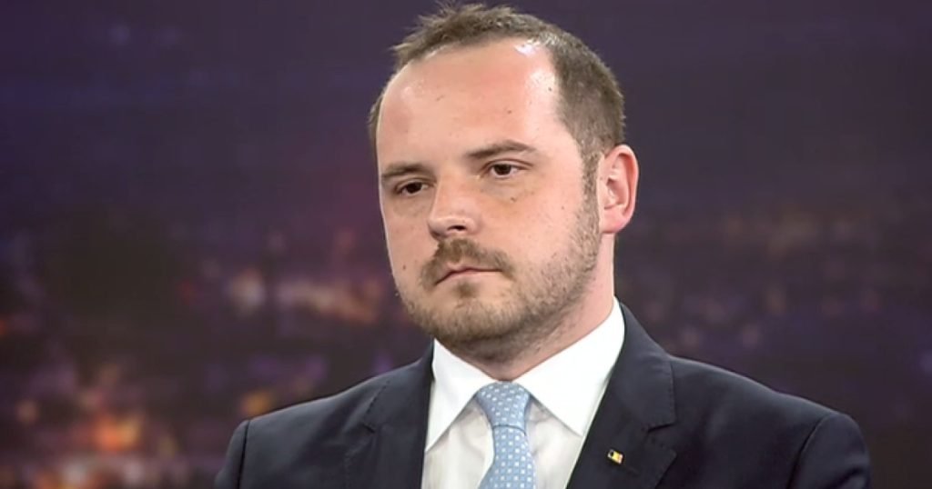 Rogobete, despre medicii care lucrează la stat și la privat: „Nu funcționează doar cu vorba bună” Ministrul Sănătății, Alexandru Rogobete, a abordat recent, în cadrul unei emisiuni televizate, fenomenul medicilor care activează atât în sistemul public, cât și în cel privat
