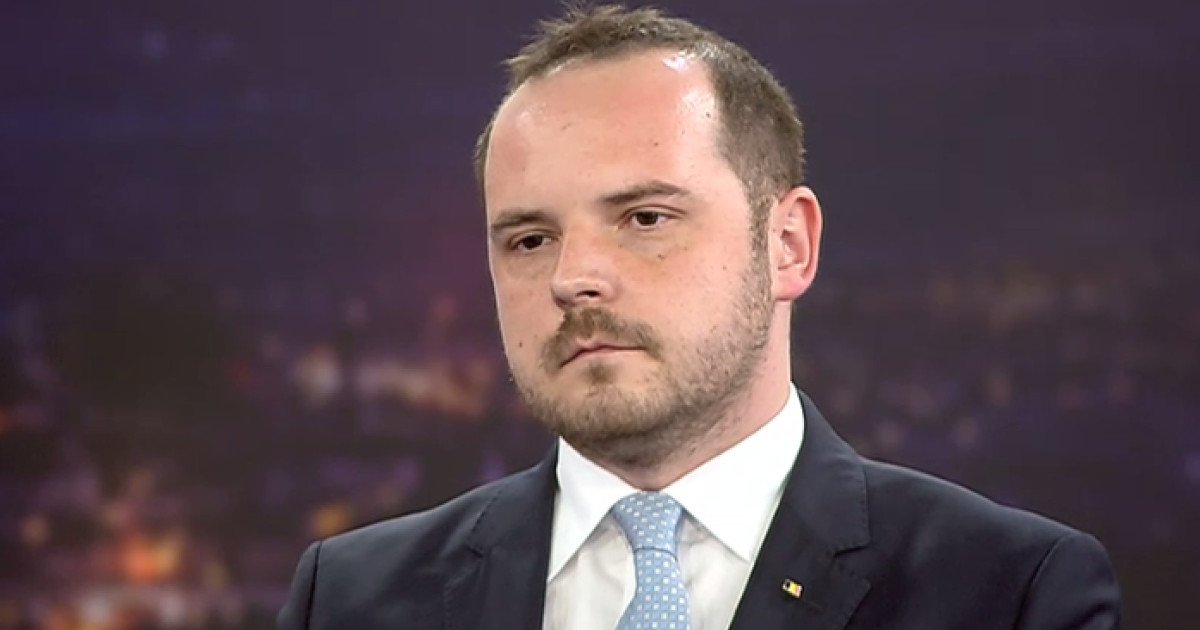 Rogobete, despre medicii care lucrează la stat și la privat: „Nu funcționează doar cu vorba bună” Ministrul Sănătății, Alexandru Rogobete, a abordat recent, în cadrul unei emisiuni televizate, fenomenul medicilor care activează atât în sistemul public, cât și în cel privat