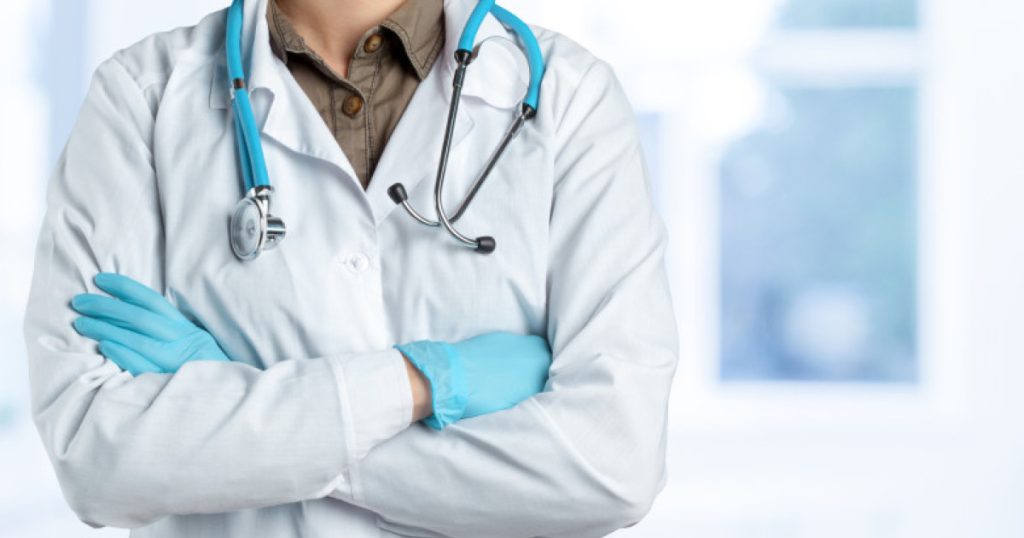 Agresiune într-un spital din Borșa: medic atacat în timpul unei resuscitări Un medic din Borșa a fost agresat de un aparținător în timp ce încerca să resusciteze o pacientă, un eveniment care readuce în atenție problema violenței împotriva personalului medical din România