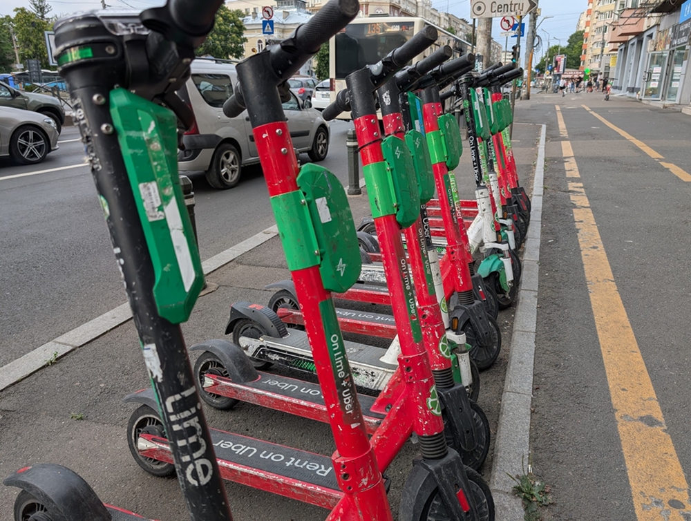 Italia impune înmatricularea obligatorie pentru trotinetele electrice din 2026 Începând cu 16 mai 2026, utilizatorii de trotinete electrice din Italia vor fi obligați să își înregistreze vehiculele și să afișeze plăcuțe de înmatriculare