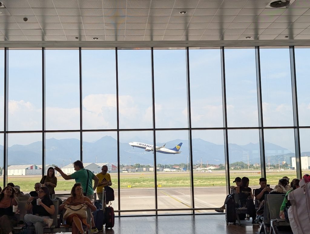 Guvernul precizează numărul românilor repatriați din Orientul Mijlociu și criteriile pentru cursele aeriene Guvernul a transmis joi o serie de precizări referitoare la repatrierea cetățenilor români din Orientul Mijlociu, pe fondul escaladării conflictului armat