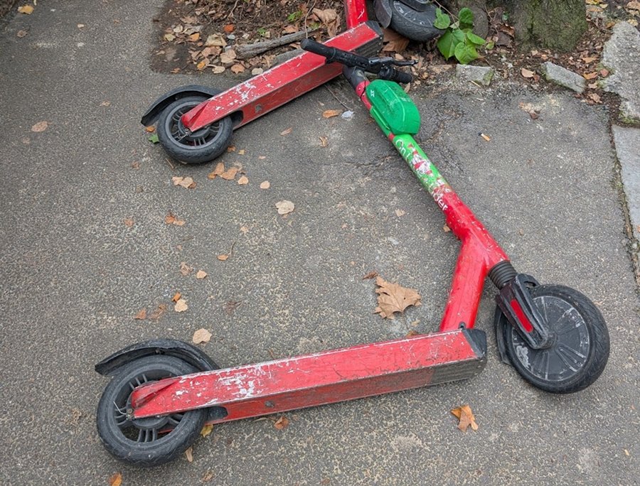 Numărul accidentelor cu trotinete electrice crește: Peste 2.700 de victime în 2025 În anul 2025, peste 2.700 de persoane au fost spitalizate în urma unor accidente cu trotinete electrice, potrivit datelor furnizate de ministrul Sănătății, Alexandru Rogobete