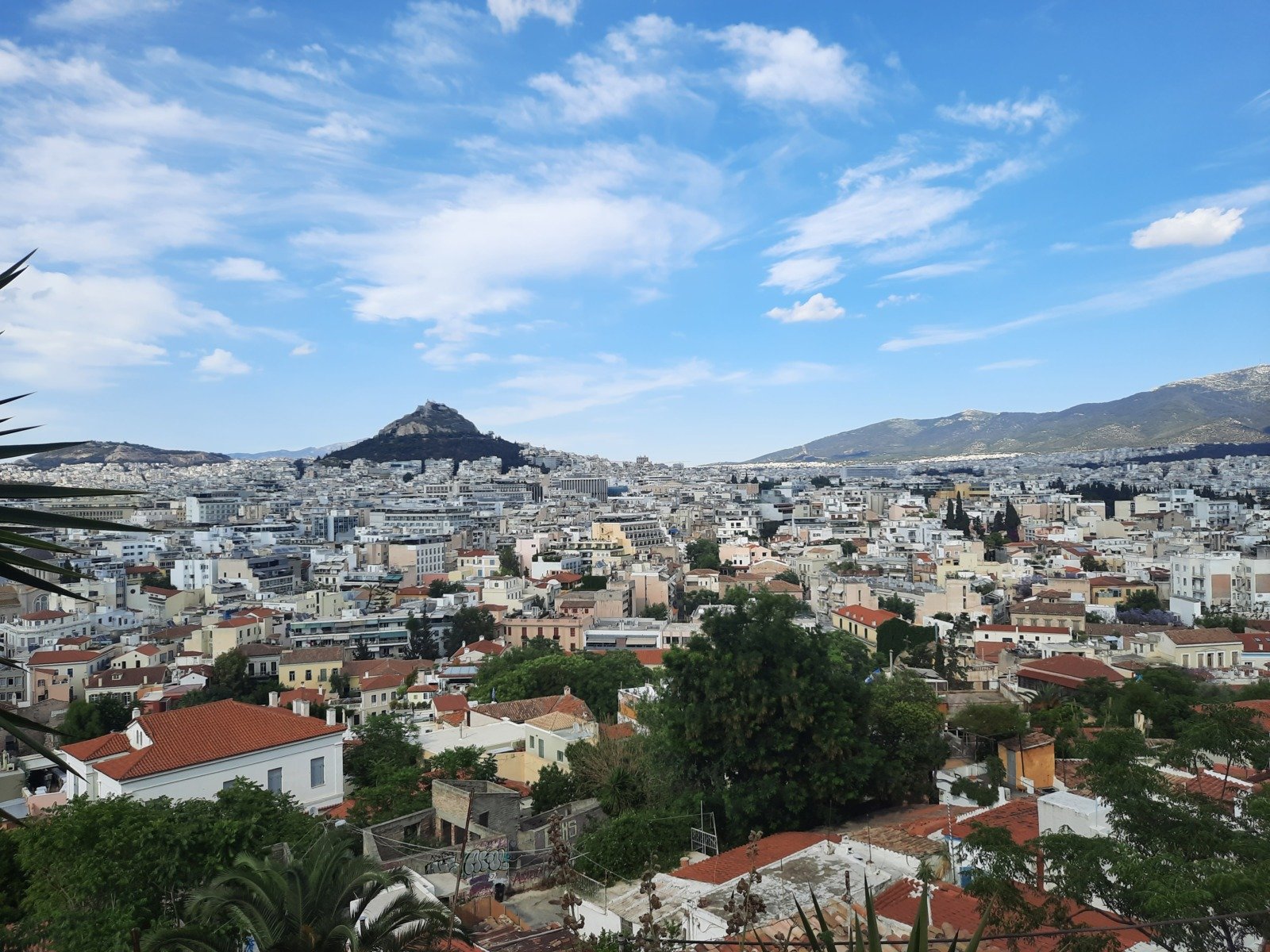 Greve ale taximetriștilor în Atena: Protest față de trecerea la mașini electrice Mii de taximetriști din Atena au intrat marți în grevă pe termen nelimitat, protestând față de o măsură guvernamentală care obligă înregistrarea numai a taxiurilor electrice, începând de anul acesta