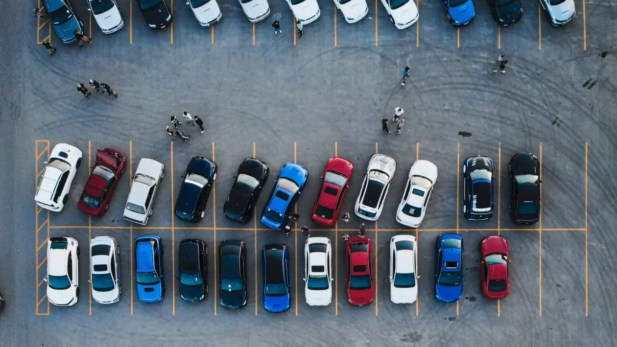 Parcarea gratuită pentru jurnaliști, pe cale să dispară: Primăria Capitalei propune eliminarea facilității Primăria Capitalei intenționează să renunțe la facilitățile de parcare gratuită de care beneficiază angajații instituțiilor de presă