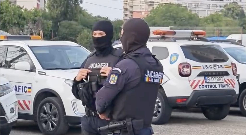 Descinderi masive în București și 13 județe într-un dosar de fraudă cu deșeuri Polițiștii au efectuat marți dimineață 83 de percheziții domiciliare în București și în alte 13 județe, într-o anchetă amplă privind infracțiuni economice în domeniul gestionării deșeurilor