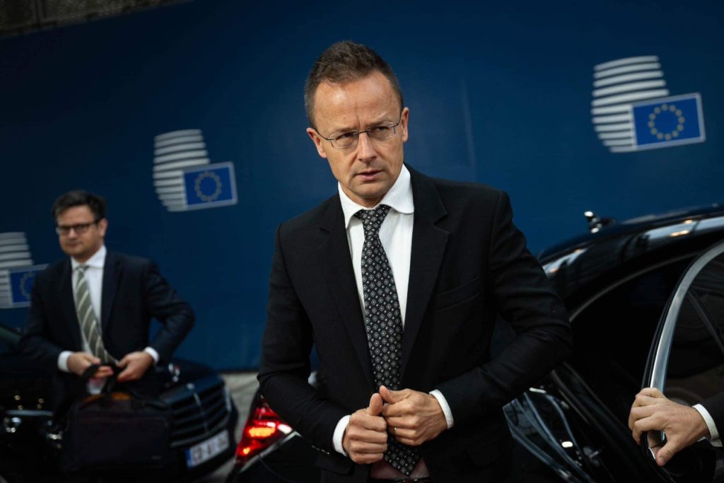 Răspunsul Ungariei după amenințarea lui Zelenski Ministrul de Externe al Ungariei, Peter Szijjarto, a reacționat dur la declarațiile președintelui ucrainean Volodimir Zelenski, care a sugerat că le va dezvălui soldaților ucraineni adresa premierului ungar Viktor Orban, în cazul în care acesta va continua să blocheze acordarea ajutorului financiar european pentru Ucraina