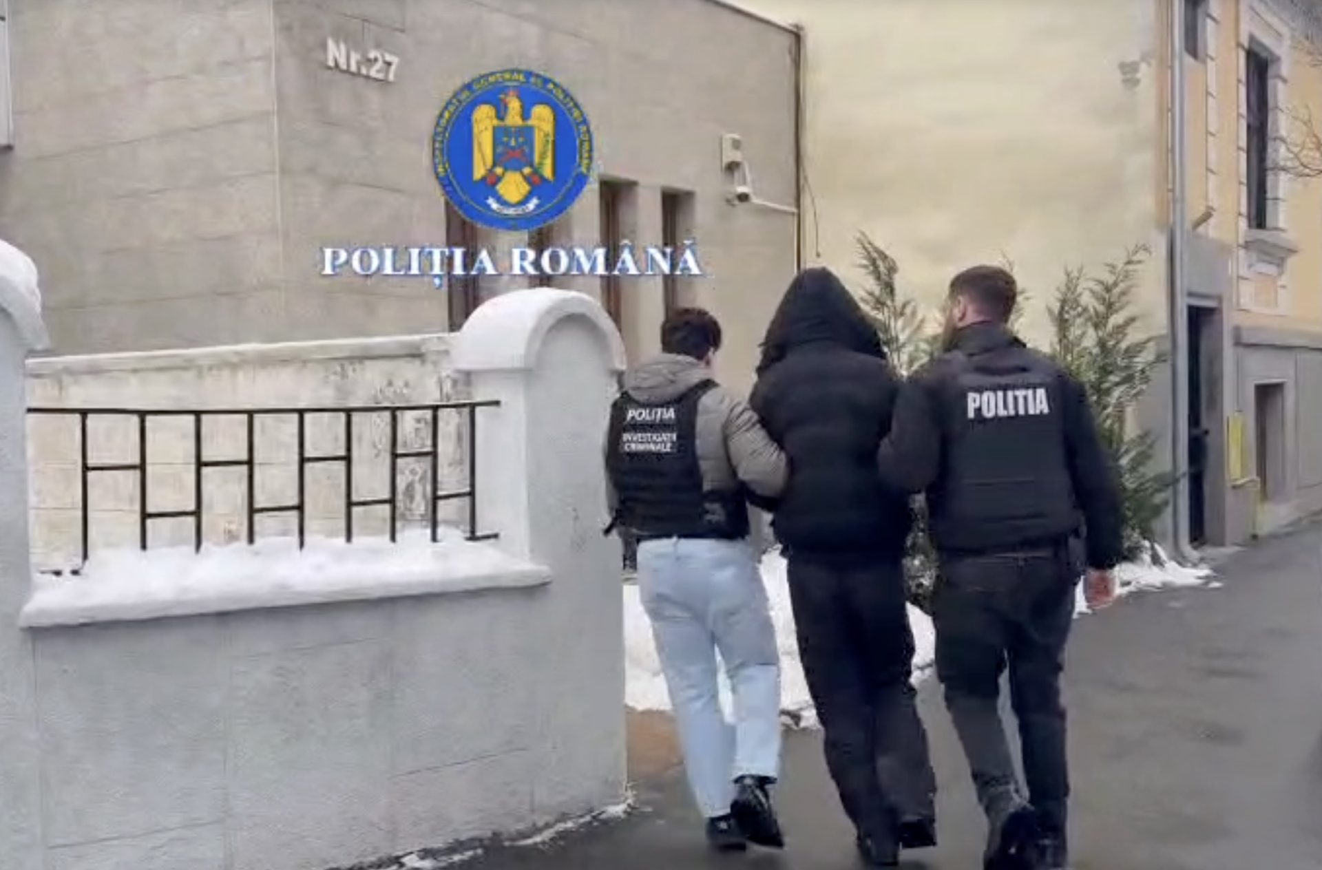 Patru persoane arestate preventiv în cazul deversărilor ilegale de deșeuri la Ploiești Patru bărbați au fost arestați preventiv miercuri într-un dosar deosebit de grav, care vizează deversarea ilegală de deșeuri periculoase și nepericuloase netratate în albia pârâului Dâmbu din Ploiești, potrivit informațiilor transmise de surse judiciare
