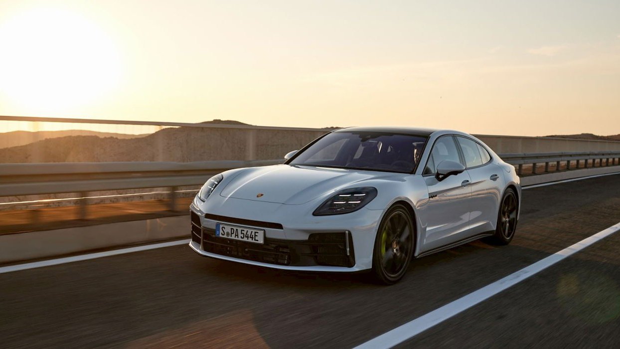 Porsche se adaptează: Un Panamera electric, mai aproape de realitate, dar cu rezerve Porsche pare să își recalibreze ambițiile în ceea ce privește electrificarea, luând în calcul posibilitatea de a oferi un Panamera electric