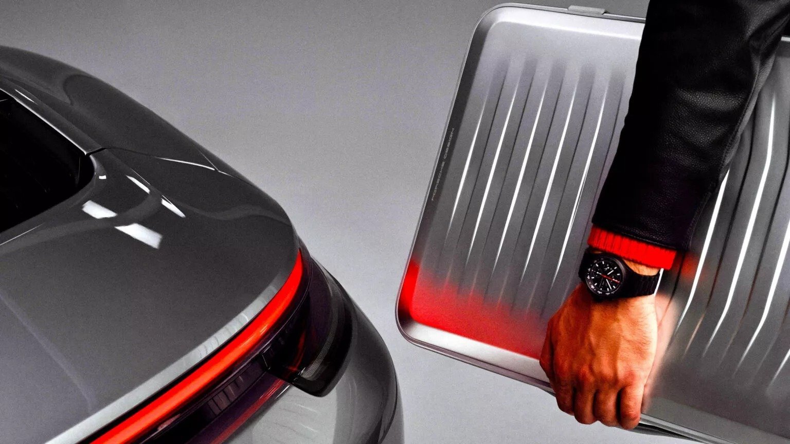Porsche vinde valize de 5.500 dolari, inspirate de ușile modelului 911