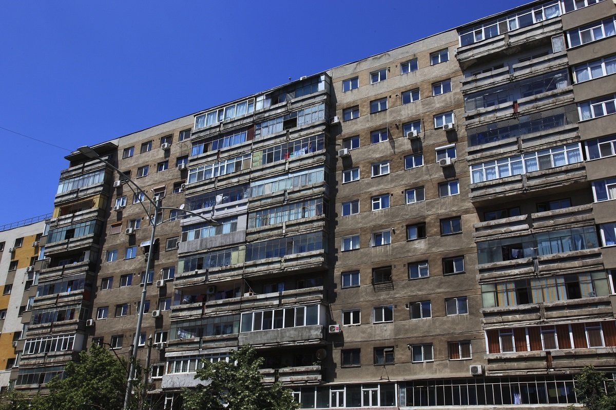 Vrei să cumperi uscătorul de rufe de pe palier? Află cum să faci asta legal Un locatar care dorește să achiziționeze un bun comun, cum ar fi, spre exemplu, un uscător de rufe de pe palierul blocului, trebuie să obțină acordul explicit al celorlalți proprietari