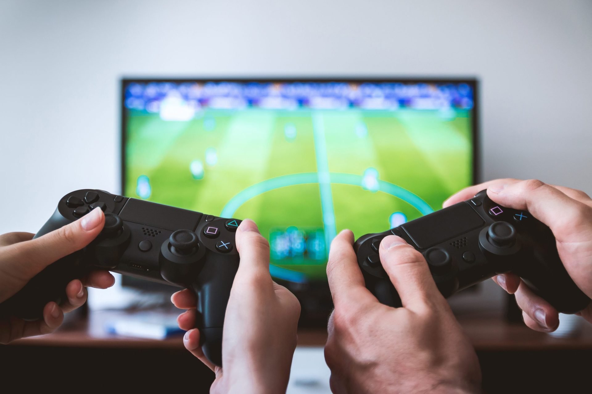 Din eșec, spre glorie: cum PlayStation a cucerit lumea jocurilor În decembrie 1994, Sony lansa pe piață prima consolă PlayStation, un moment crucial care a marcat intrarea companiei într-o industrie dominată la acea vreme de alți giganți