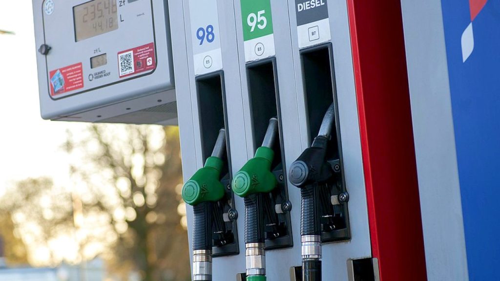 Prețurile carburanților continuă să crească: Transportatorii aleg să alimenteze în străinătate Prețurile la carburanți în România au urcat, din nou, în ultimele zile, alimentând îngrijorări în rândul transportatorilor și al consumatorilor