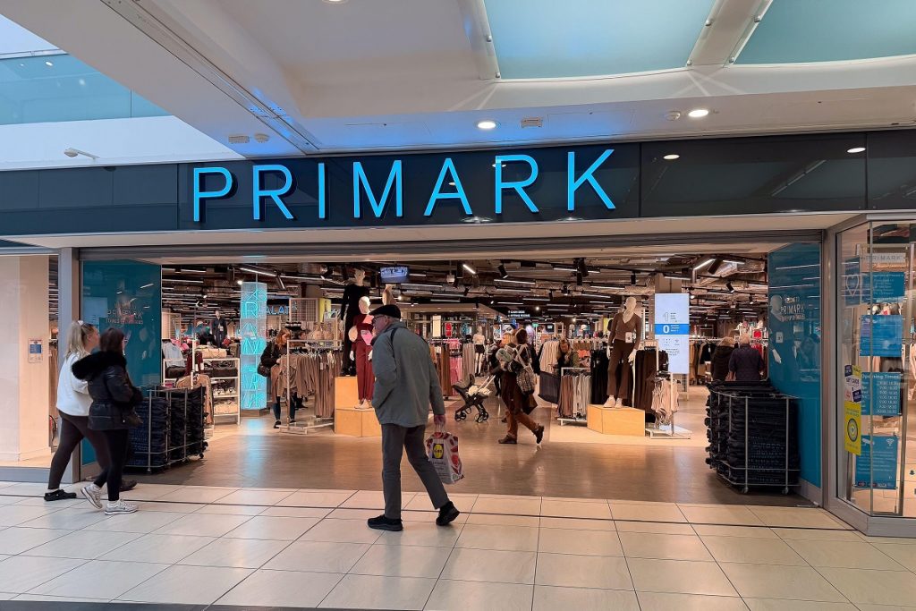 Primark introduce servicii de retușuri și modificări vestimentare în magazinele sale Retailerul de modă Primark extinde un nou serviciu pentru clienți, oferind posibilitatea de a retușa sau modifica articolele vestimentare achiziționate