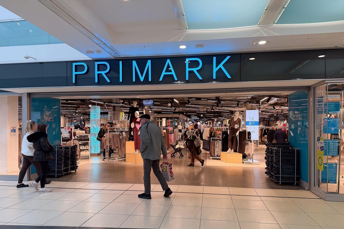 Primark introduce servicii de retușuri și modificări vestimentare în magazinele sale Retailerul de modă Primark extinde un nou serviciu pentru clienți, oferind posibilitatea de a retușa sau modifica articolele vestimentare achiziționate