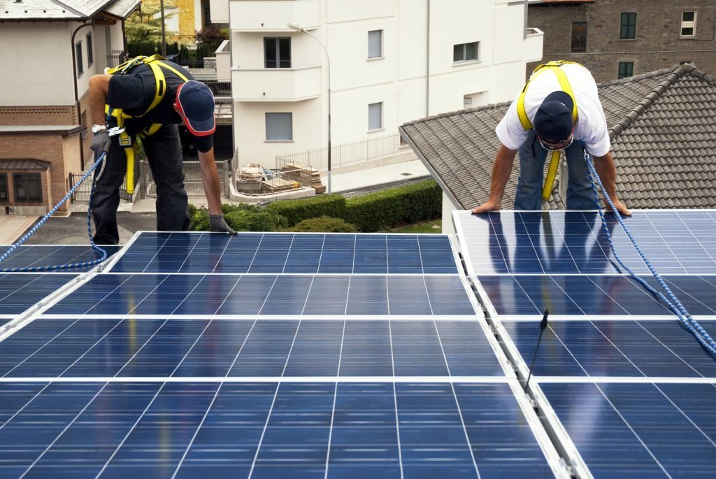 Montare panouri solare. Foto: Aprescindere