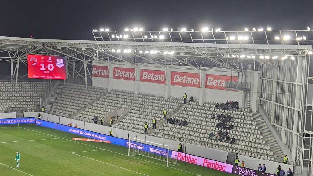 Protest în tribunele „Arcului de Triumf”: Ultrașii dinamoviști, nemulțumiți de condiții, părăsesc meciul de Cupă Un protest inedit a marcat partida de Cupă a lui Dinamo cu Metalul Buzău, disputată pe stadionul „Arcul de Triumf”