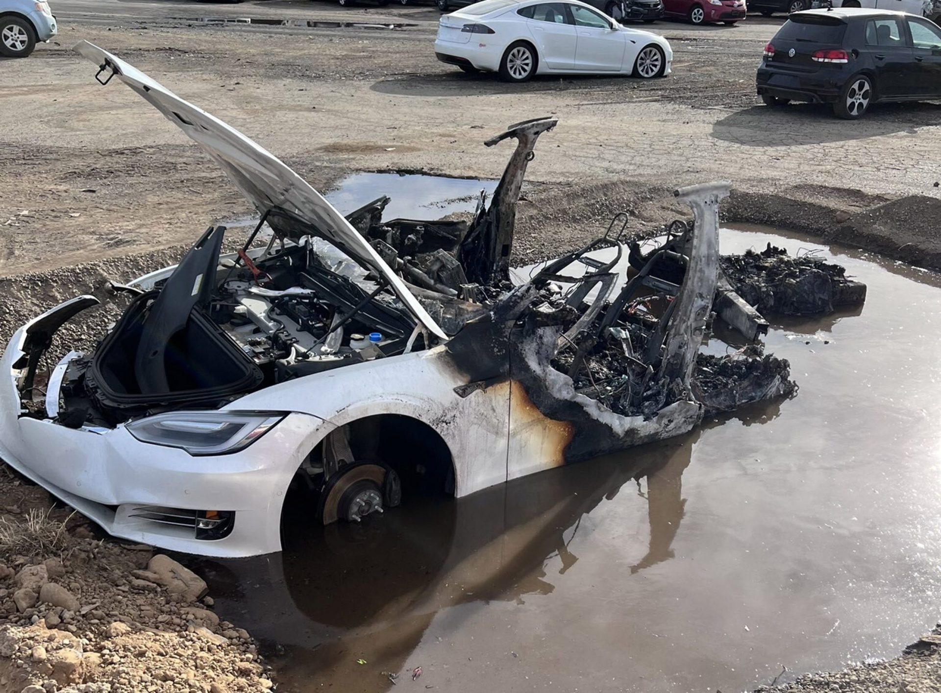 Incendiile la mașinile electrice: coșmarul pompierilor Incendiile la vehiculele electrice reprezintă o provocare majoră pentru pompieri, din cauza modului specific în care ard bateriile cu litiu-ion
