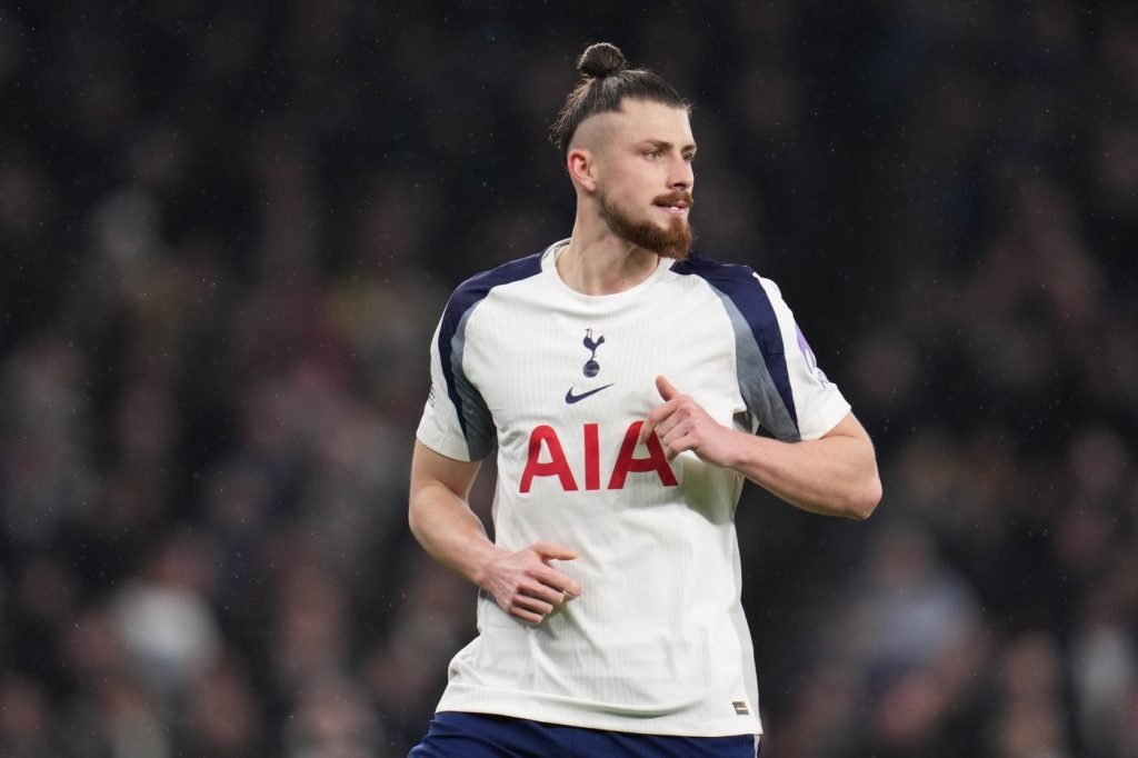 Drăgușin, indisponibil pentru meciul Tottenham – Crystal Palace din cauza unei lovituri la cap Fundașul român Radu Drăgușin nu va evolua pentru Tottenham Hotspur în partida din această seară, de la ora 22:00, cu Crystal Palace