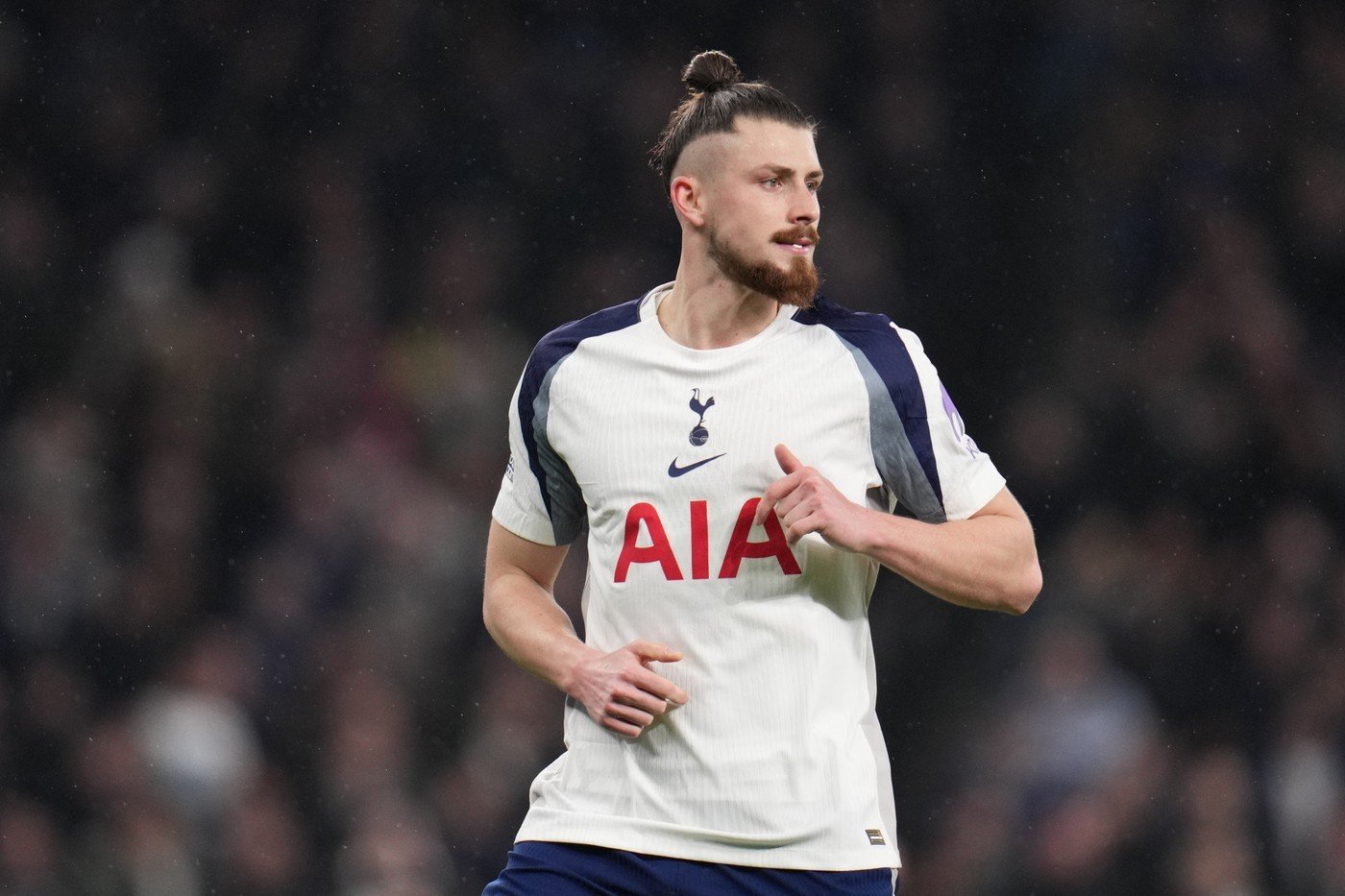 Drăgușin, indisponibil pentru meciul Tottenham – Crystal Palace din cauza unei lovituri la cap Fundașul român Radu Drăgușin nu va evolua pentru Tottenham Hotspur în partida din această seară, de la ora 22:00, cu Crystal Palace