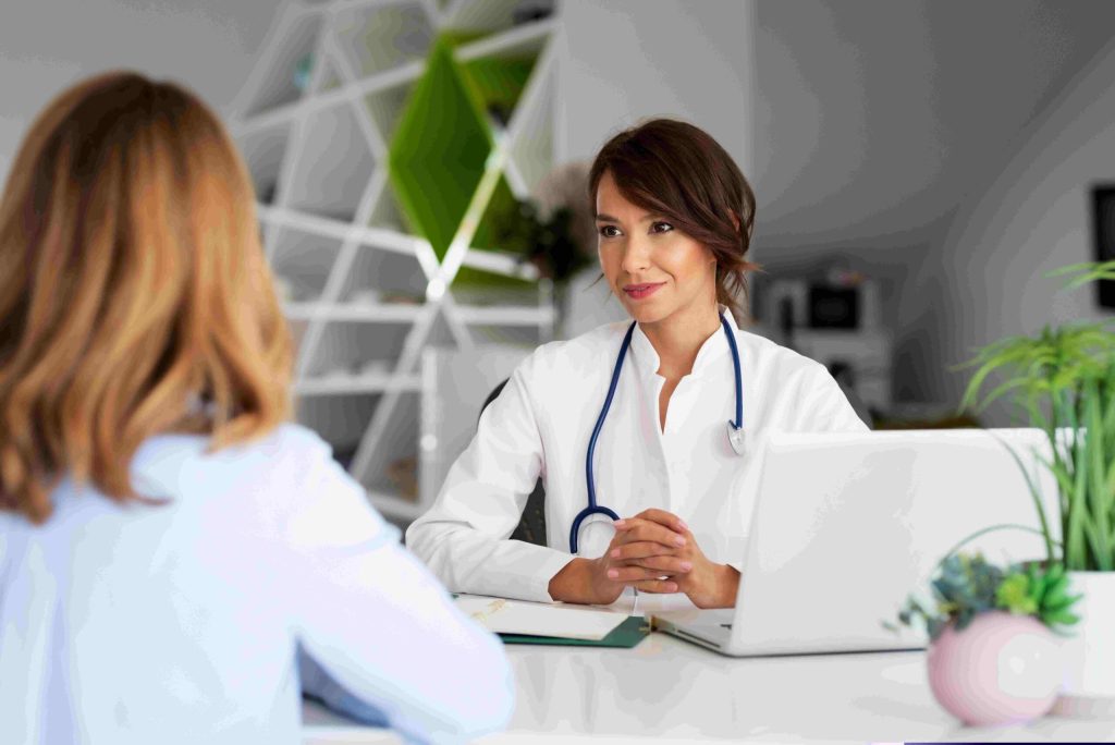 Relația medic-pacient se transformă: Accentul se mută pe comunicare și implicare Consultul medical modern depășește simpla prescriere a unui tratament, incluzând tot mai mult atenția acordată modului în care pacientul este implicat în procesul de îngrijire