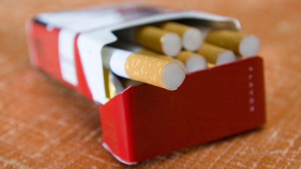 Limită clară pentru țigări la frontieră: Câte pachete mai poți aduce în țară Guvernul pregătește o schimbare importantă pentru fumători