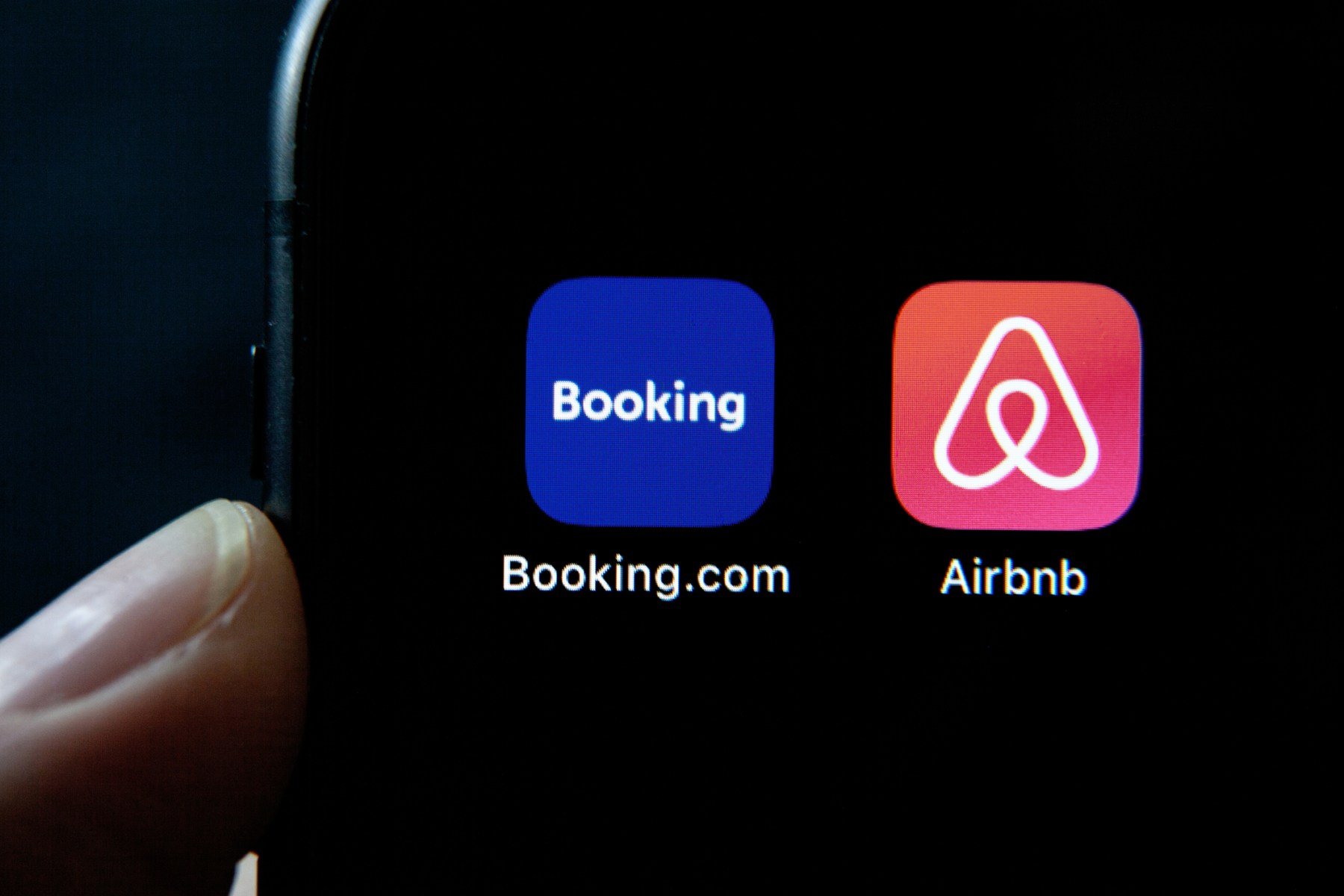 Noi reguli pentru închirierea în regim hotelier: Airbnb și Booking, obligate să afișeze coduri de înregistrare Începând cu luna mai, platformele de închirieri pe termen scurt, precum Airbnb și Booking.com, vor fi obligate să afișeze coduri unice de înregistrare pentru toate unitățile de cazare listate