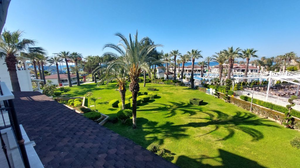 Noua lege definește oficial resorturile turistice și stabilește criterii clare pentru clasificarea lor Începând cu 24 aprilie 2026, România va avea o definiție legală clară pentru „resortul turistic”, o structură de cazare complexă, menită să ofere o experiență de vacanță integrată