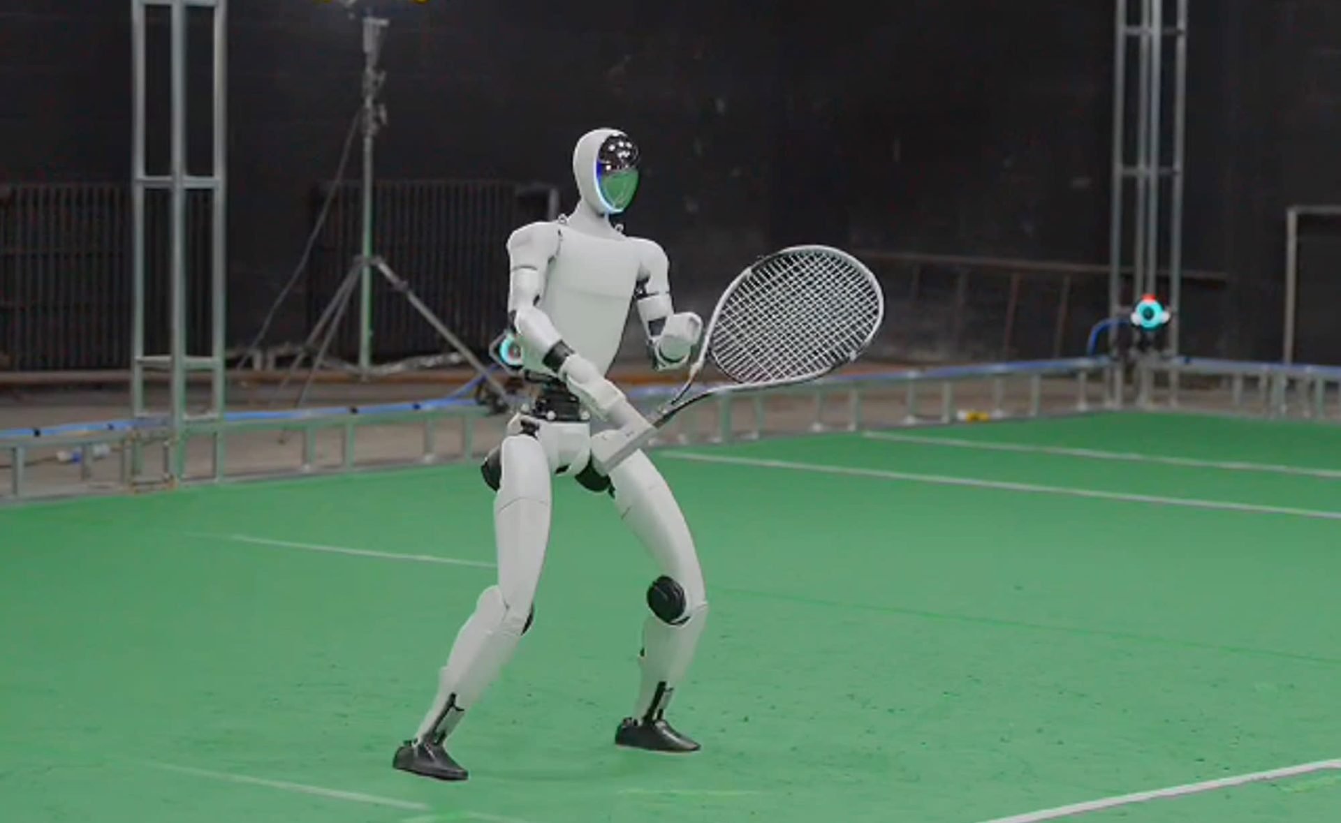 Robotul umanoid, mai Rapid ca Halep, joacă tenis cu oameni