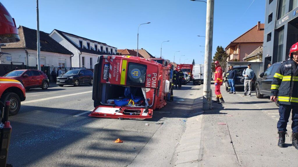 Accident grav cu o ambulanță SMURD: Planul roșu activat Un accident rutier în care a fost implicată o ambulanță SMURD a dus la activarea planului roșu de intervenție, conform Inspectoratului pentru Situații de Urgență
