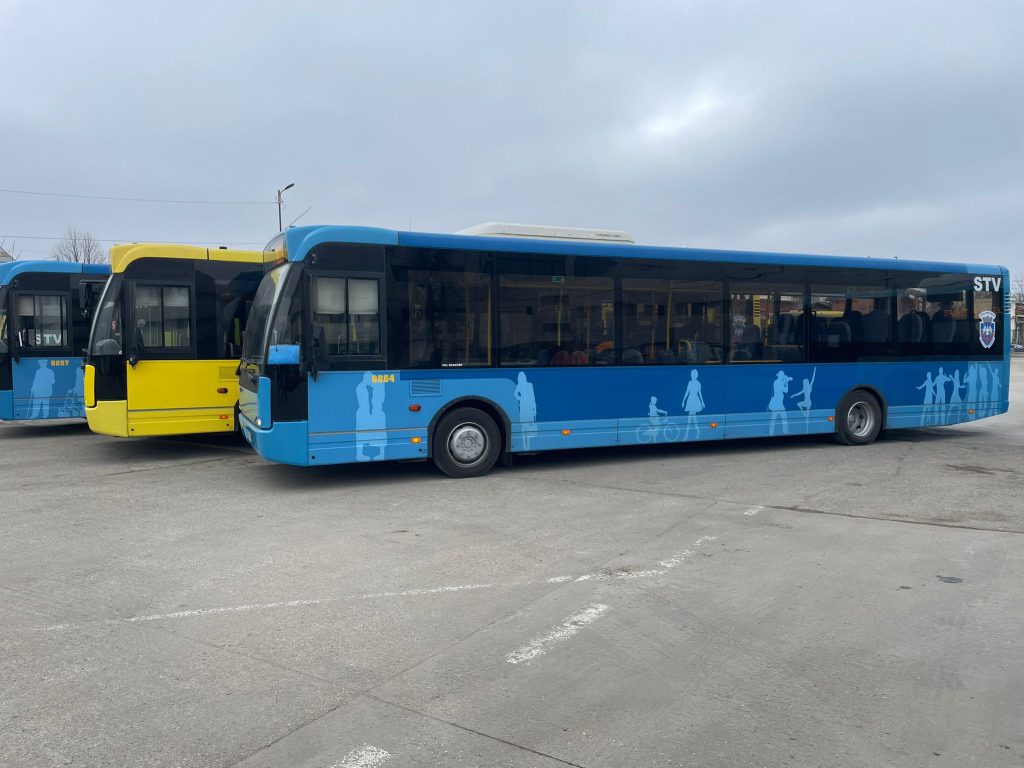 Două linii de autobuz metropolitan, suspendate de TPBI, STV preia alte rute Asociația de Dezvoltare Intercomunitară pentru Transport Public București – Ilfov (TPBI) a decis suspendarea a două linii metropolitane de transport public, operate de Serviciul Transport Voluntari (STV)