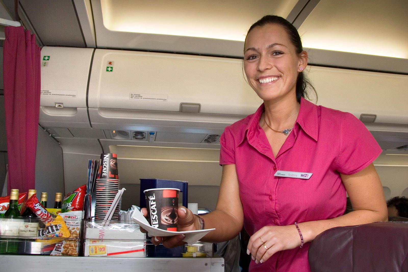 Wizz Air introduce comandă de mâncare prin aplicație: Zboruri mai rapide și o creștere a pasagerilor în România Compania aeriană Wizz Air facilitează accesul pasagerilor la produsele de la bord prin intermediul unei aplicații mobile