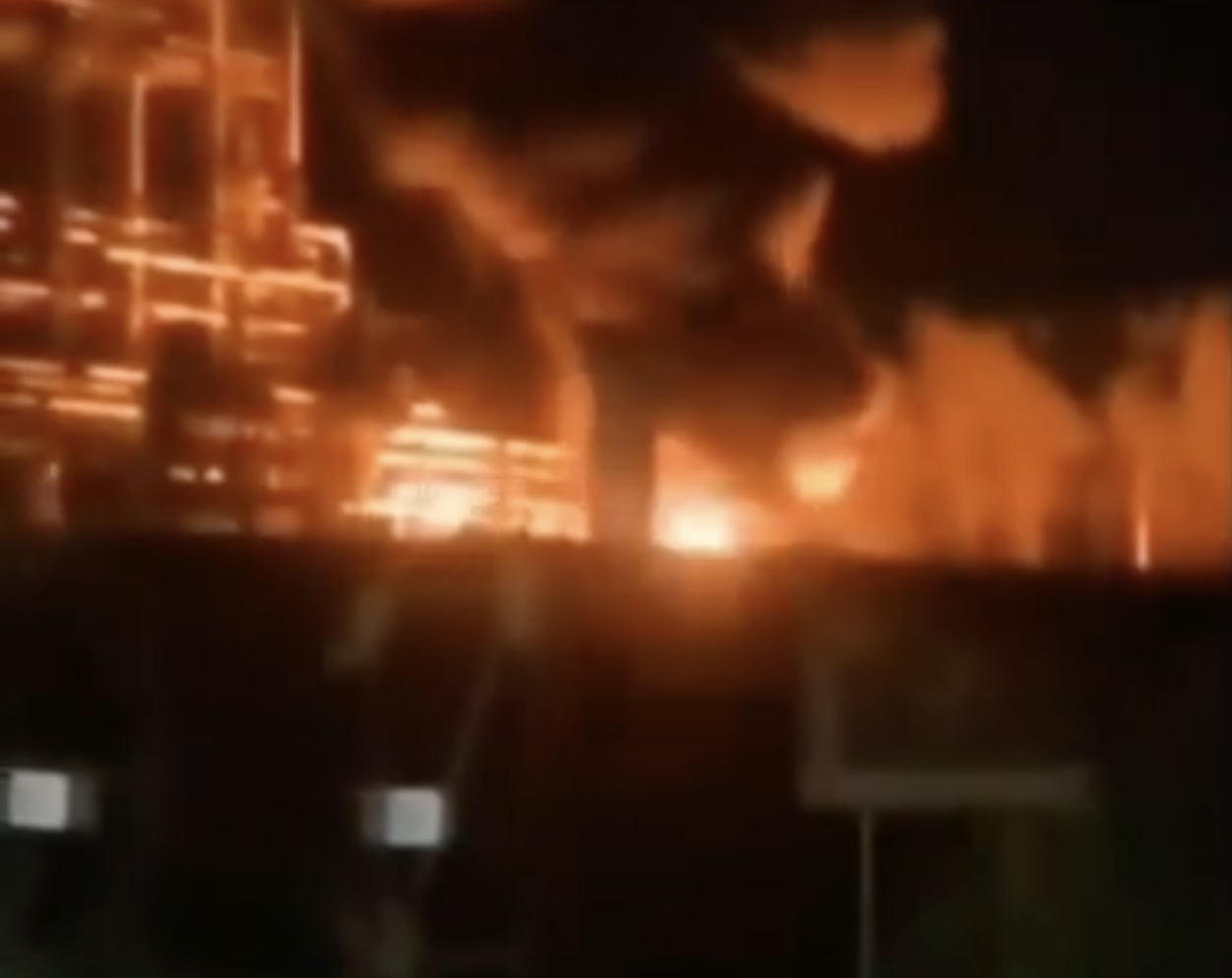 Atacul Ucrainei asupra unui terminal petrolier rusesc stârnește controverse Ucraina a revendicat un atac cu drone asupra unui terminal petrolier din portul rusesc Novorossiisk, situat la Marea Neagră, chiar în ciuda apelurilor recente din partea Washingtonului de a se abține de la astfel de acțiuni