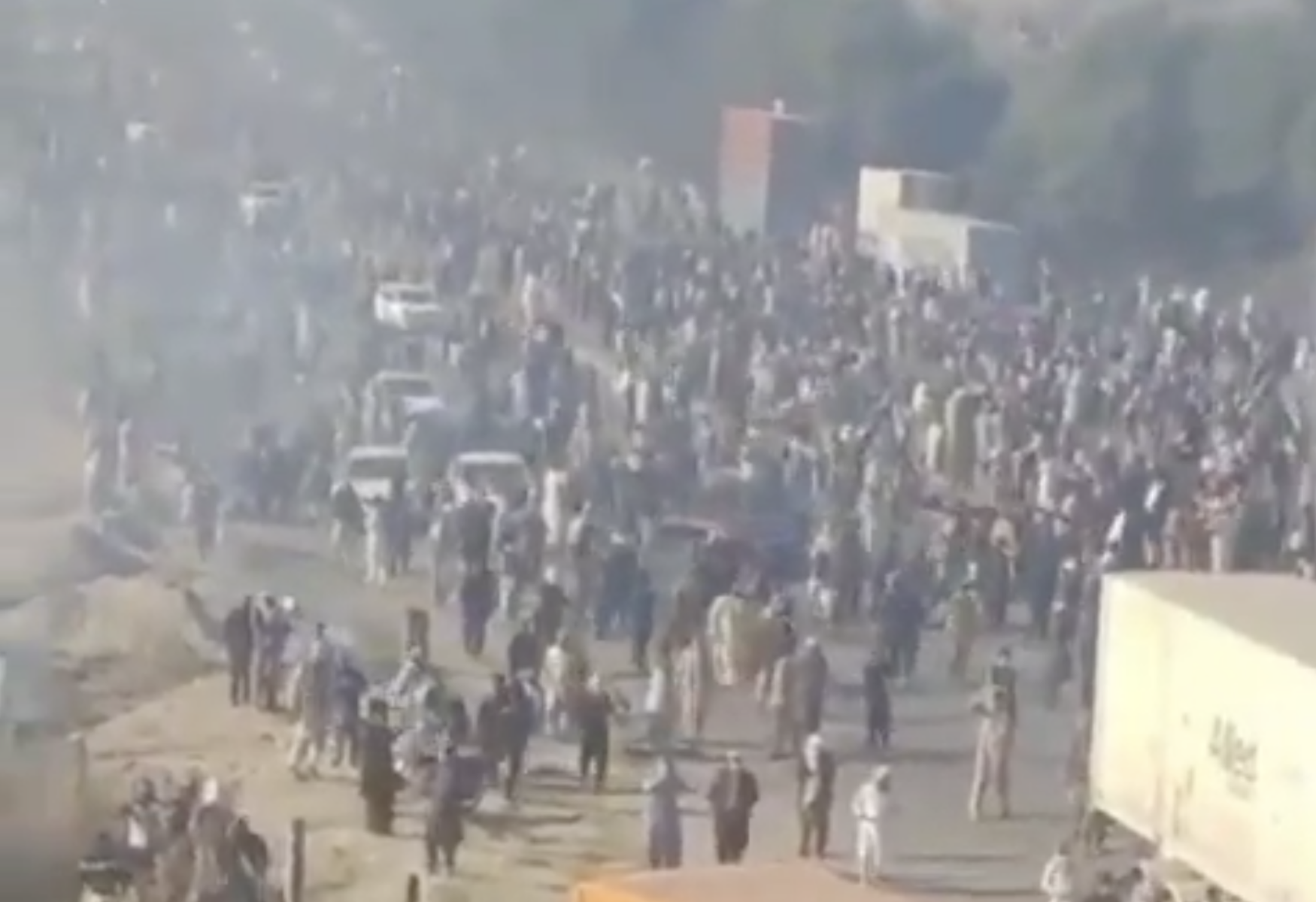 Focuri de armă la consulatul american din Karachi: Pușcașii marini au intervenit în timpul protestelor Karachi, Pakistan – Pușcașii marini americani au deschis focul asupra demonstranților în timpul asaltului asupra consulatului Statelor Unite ale Americii din Karachi, în weekend