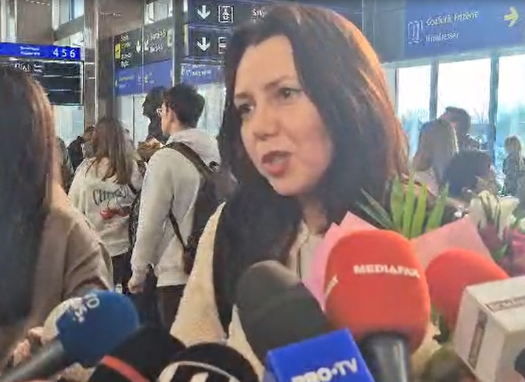 Emoții și incertitudine pentru elevii și profesorii blocați în Dubai București – Elevii și profesorii români care s-au întors recent din Dubai au relatat experiența trăită în Emiratele Arabe Unite, unde au fost afectați de dificultăți de transport care le-au întârziat plecarea spre România