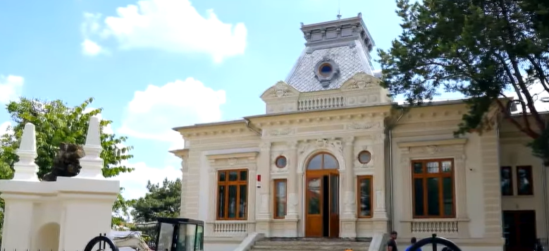Casa Alaci din Focșani, un monument istoric restaurat recent cu fonduri considerabile, se confruntă cu posibilitatea retrocedării către foștii proprietari
