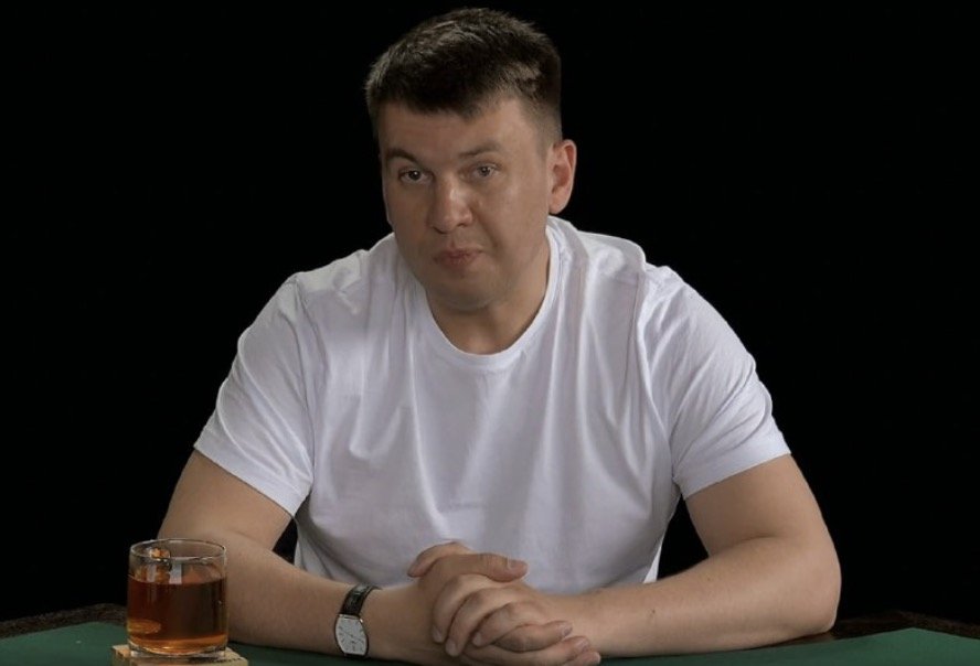 Blogger rus pro-Kremlin, internat la psihiatrie după ce a criticat războiul Un blogger rus cunoscut pentru susținerea Kremlinului a fost internat într-un spital de psihiatrie din Sankt Petersburg, după ce a început să aducă critici publice la adresa războiului din Ucraina și a președintelui Vladimir Putin, informează o publicație de știri
