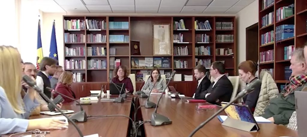 Liliana Vițu, șefa CA, a răspuns în engleză unei deputate comuniste Un episod neobișnuit a avut loc în cadrul Comisiei pentru cultură, educație, cercetare, tineret, sport și mass-media