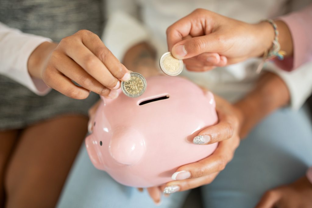 Ajutoare financiare pentru pensionari și familii cu copii: Guvernul pregătește majorări importante Guvernul pregătește o serie de măsuri de sprijin financiar, vizând atât pensionarii, cât și familiile cu copii, inclusiv cele cu venituri reduse sau cu copii cu dizabilități