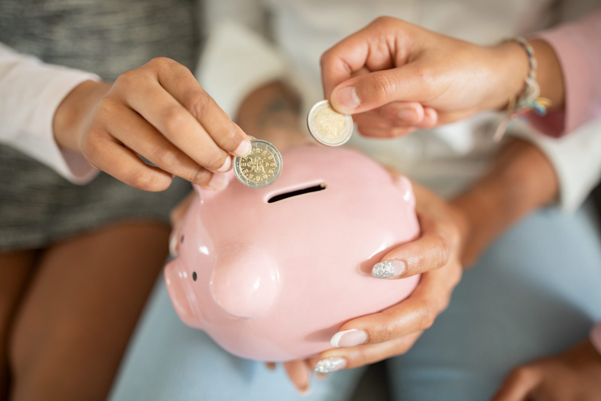 Ajutoare financiare pentru pensionari și familii cu copii: Guvernul pregătește majorări importante Guvernul pregătește o serie de măsuri de sprijin financiar, vizând atât pensionarii, cât și familiile cu copii, inclusiv cele cu venituri reduse sau cu copii cu dizabilități