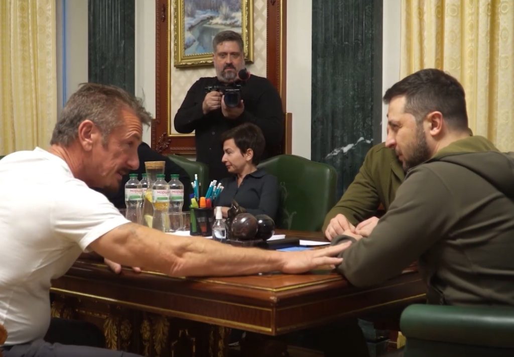 Sean Penn, la Kiev după Oscar, lăudat de Zelenski drept „prieten”