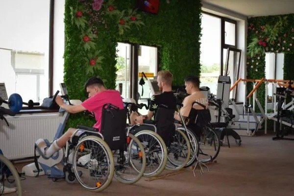 Un accident vascular cerebral (AVC) poate transforma viața unei persoane peste noapte, lăsând în urmă nu doar leziuni fizice, ci și o serie de provocări emoționale și sociale