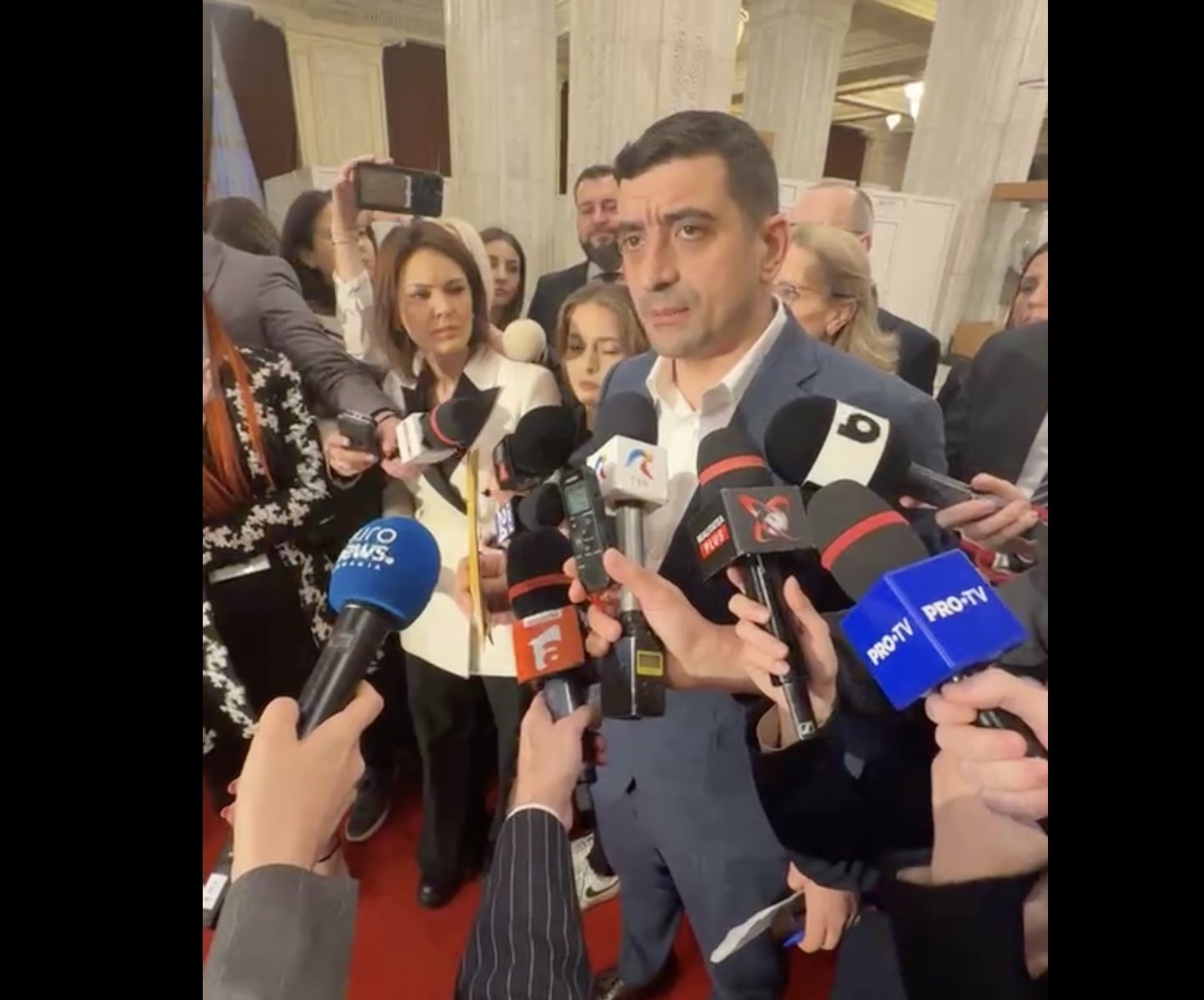 Simion acuză coaliția de „iresponsabilitate” în contextul dezbaterilor pe bugetul pentru 2026 Liderul partidului Alianța pentru Unirea Românilor (AUR), George Simion, a criticat dur coaliția de guvernare, acuzând-o de „iresponsabilitate” în contextul dezbaterilor parlamentare privind proiectul de buget pentru anul 2026