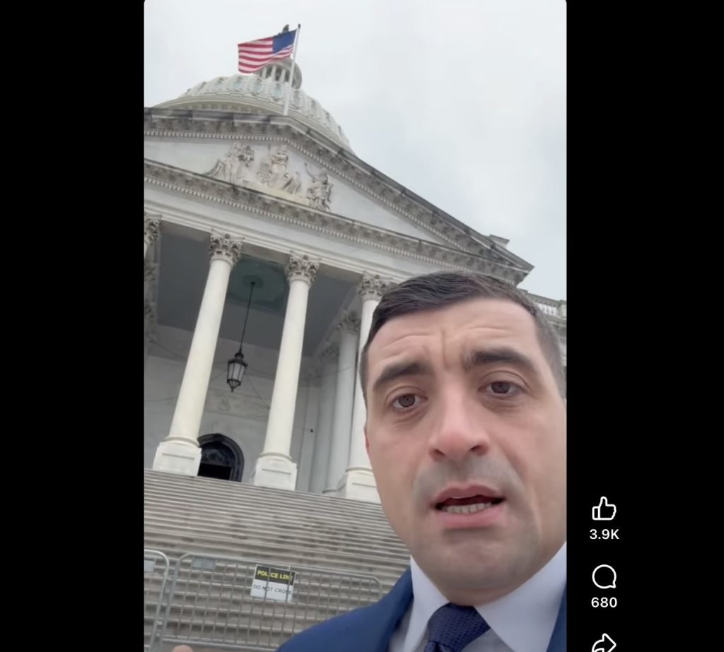 George Simion, liderul AUR, în vizită la Washington, reiterează critici la adresa democrației din România Liderul partidului extremist AUR, George Simion, a anunțat pe rețelele de socializare că se află în Washington D.C., unde va participa la o dezbatere alături de „aleși” din diverse țări