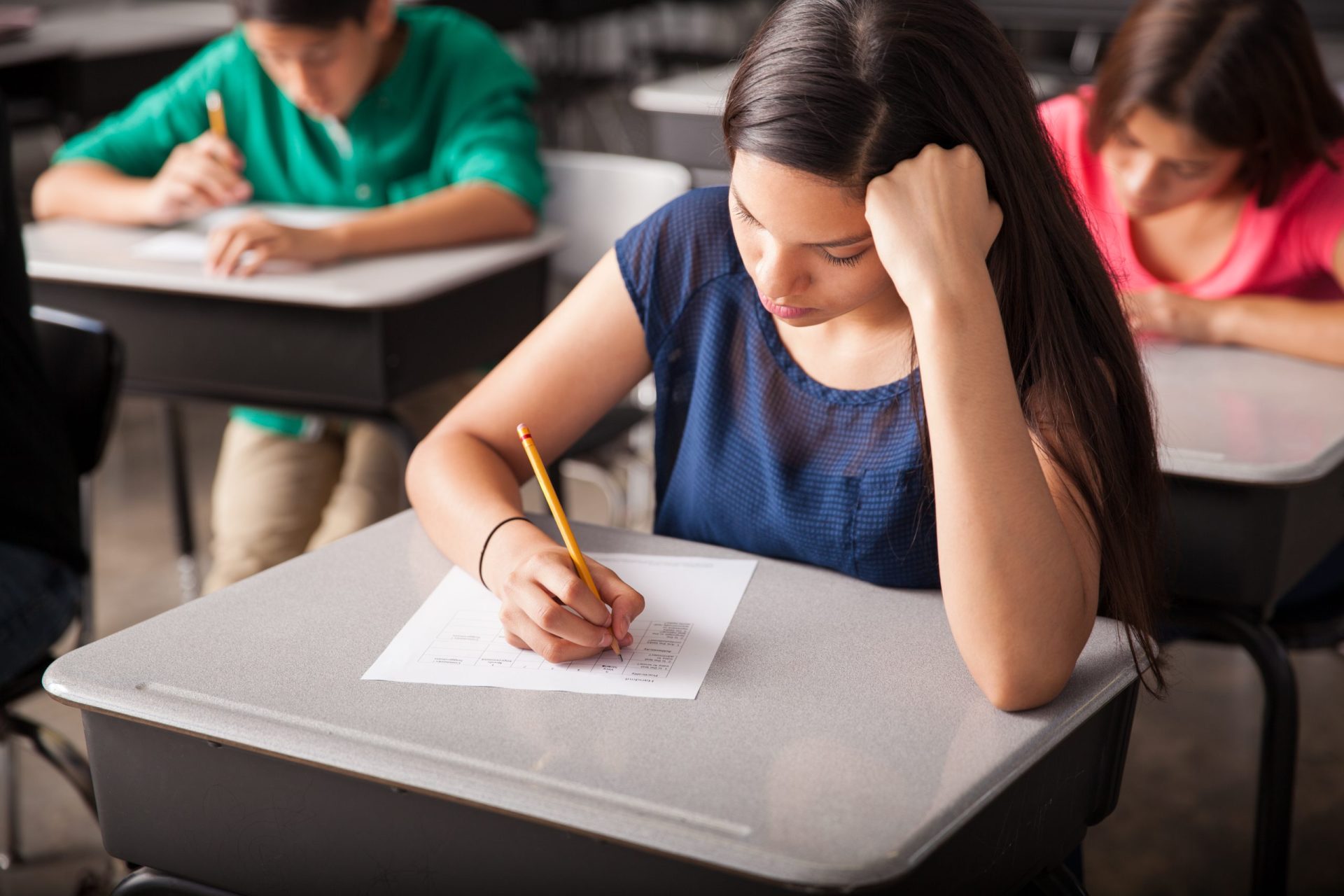 Simulare la Bacalaureat, cu participare majoritară, dar și licee absente Aproximativ 143.000 de elevi s-au înscris pentru simularea examenului de Bacalaureat din 2026, care va avea loc în perioada 23-26 martie, conform datelor Ministerului Educației